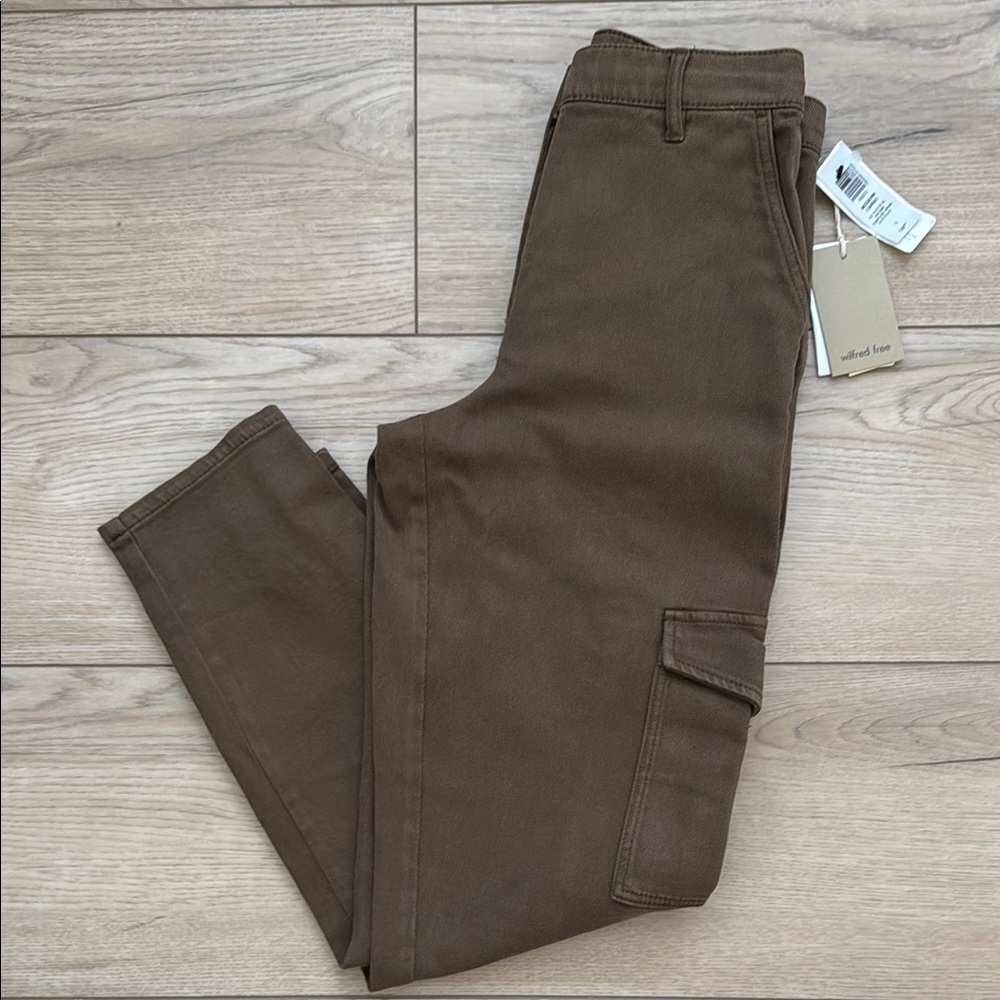 Wilfred Cargo Pants in Brown with Straight Leg Design